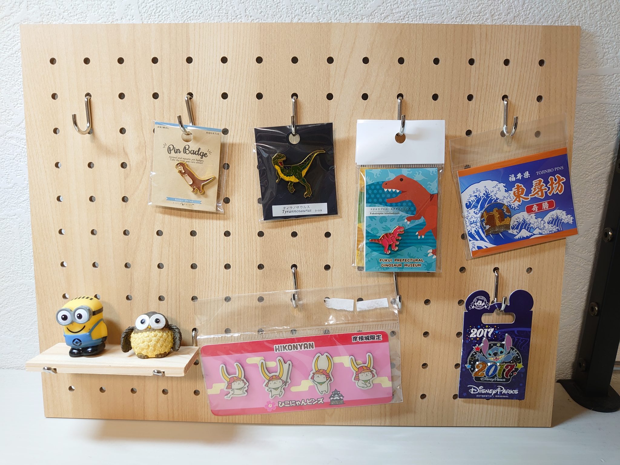 ピンバッジをお店の様に飾る方法（百均グッズのみ使用）パッケージごと飾れてめっちゃおしゃれ 消防設備士ソムリエ